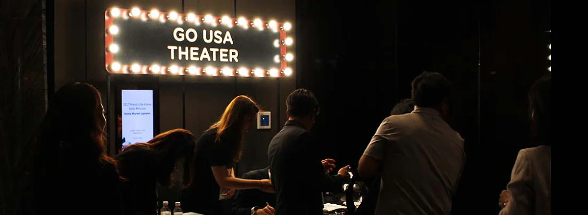 GO USA THEATER 전구 간판이 있는 행사장